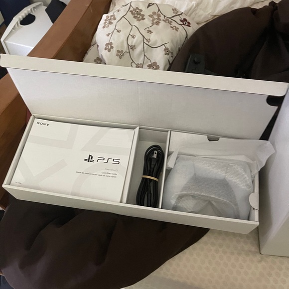 PS5 new in the box - Picture 4 of 6